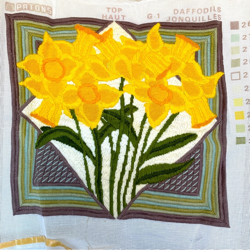 DAFFODILS Patons Beehive Country Garden Collection Wall Hanging Craft Completed